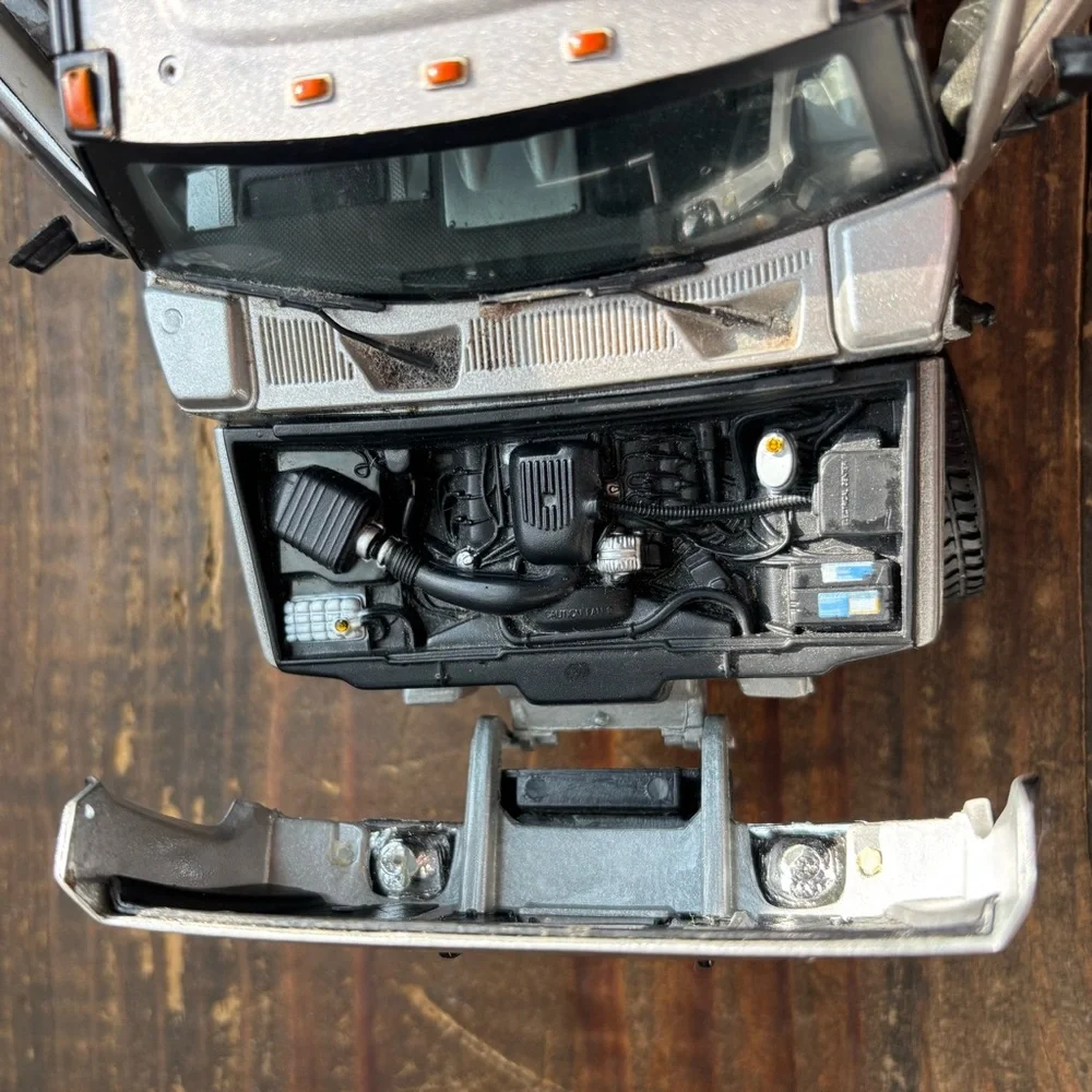 Maisto Premiere Edition Silver Hummer H2 SUV [1:18 Scale]